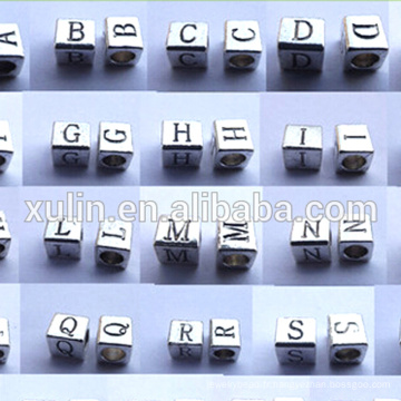 6 * 6mm charme alliage trou 3.5mm alphabet cube perles